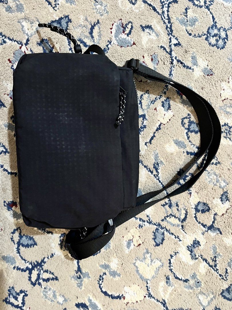 Hedgren sling bag (Category: Sling Bags) located in Manila. Submitted by azee_04 (Listing ID 1467842542, Image 2). Description: Pristine No hidden damaged .