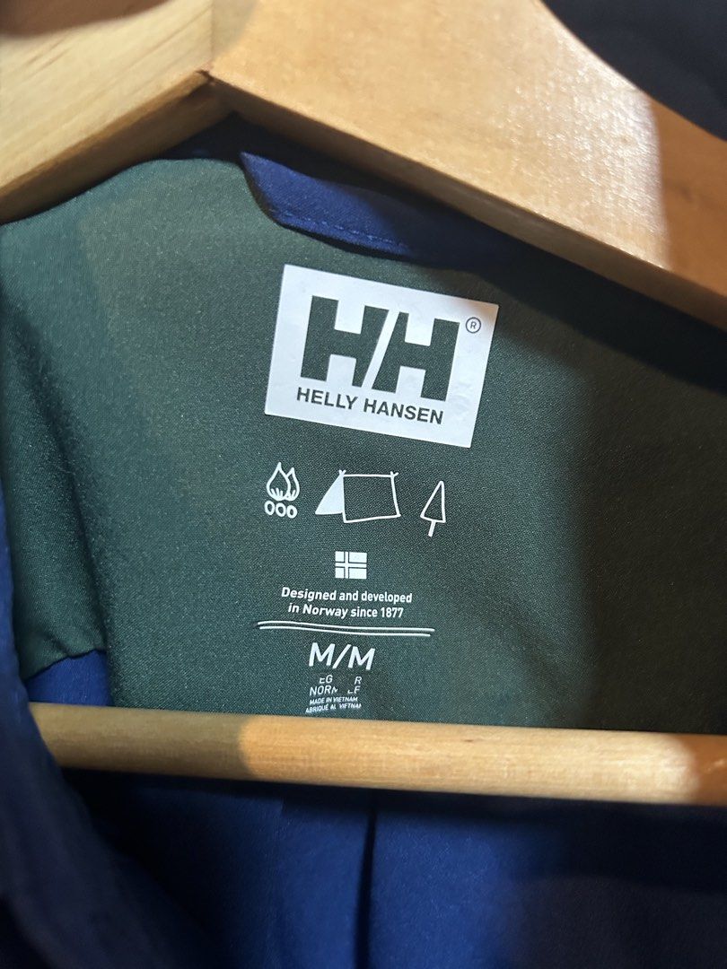 Helly Hansen Blue Short Sleeve Button Down Shirt M (Category: Tshirts & Polo Shirts ) located in Manila. Submitted by popluxeph_ (Listing ID 1468046776, Image 2). Description: - Brand/Model: Helly Hansen Norway (Since 1877) - Color: Blue with green inner collar lining - Size: Medium - Features: Chest flap pockets and an extra zip pocket on the left sleeve - Material: Lightweight fabric, ideal for outdoor activities or casual wear.