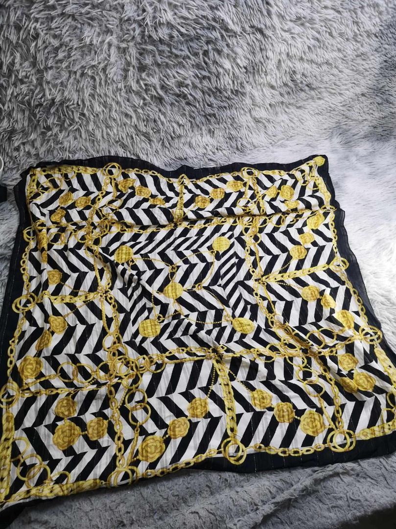 Herringbone Patterned Square Scarf (Category: Scarves) located in Santa Cruz. Submitted by jmy_surplus.2 (Listing ID 1467969469, Image 1). Description: Size ; L- 36 W - 33 Color ; White , Black Type ; Scarf Brand ; No brand Material ; Sllk Style ; Zigzag With Chain Pattern Scarf LG 118 JMY 3 Batch #225.