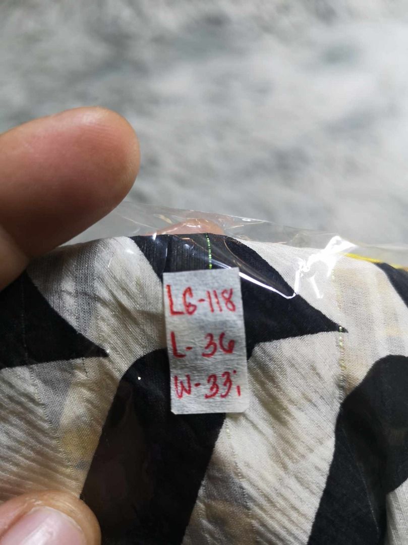 Herringbone Patterned Square Scarf (Category: Scarves) located in Santa Cruz. Submitted by jmy_surplus.2 (Listing ID 1467969469, Image 2). Description: Size ; L- 36 W - 33 Color ; White , Black Type ; Scarf Brand ; No brand Material ; Sllk Style ; Zigzag With Chain Pattern Scarf LG 118 JMY 3 Batch #225.