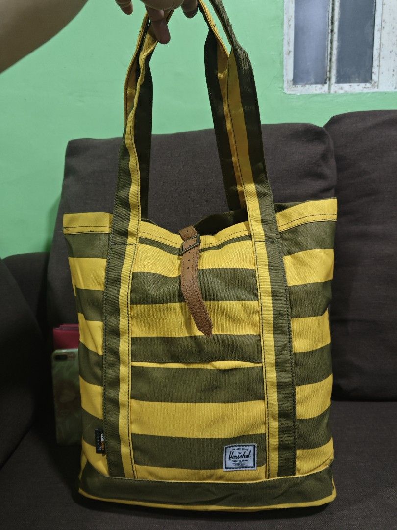 Hershel med tote bag (Category: Tote Bags) located in Pili. Submitted by zaneombao03491 (Listing ID 1467984730, Image 1). Description: .