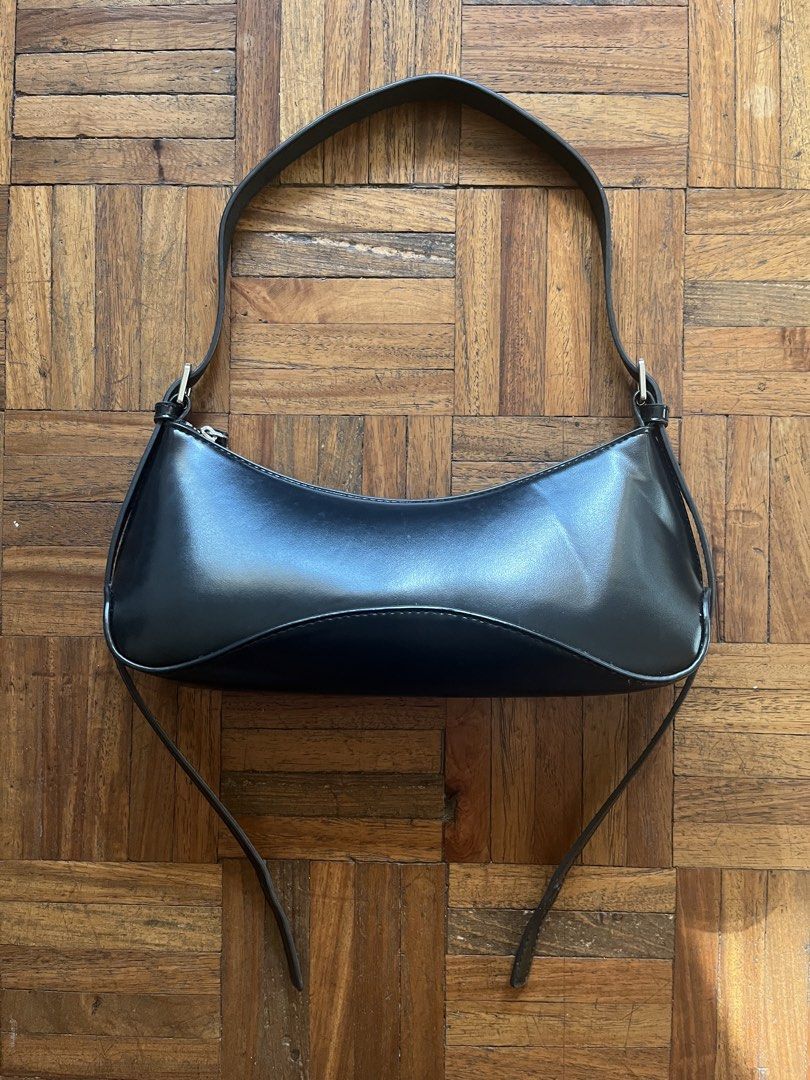 H&M Baguette and Sling bag (Category: Shoulder Bags) located in Makati City. Submitted by yoursecondbest (Listing ID 1468058270, Image 2). Description: One of my faves errand bag! Clean inside & out..