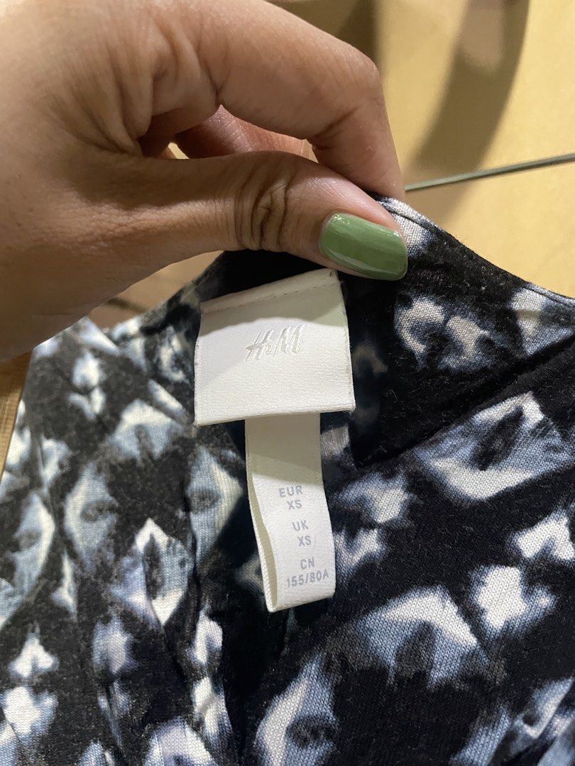 H&M Black and Blue Patterned Sleeveless Dress (Category: Dresses) located in Quezon City. Submitted by smileclothingline (Listing ID 1467853580, Image 2). Description: S-M 🚚Courier: J&T/Lalamove/Gogoexpress 📍Shipping fee depends on your location 💸Mode of Payment: BPI/Gcash/Paymaya ‼️Payment first, only then will ship the item.