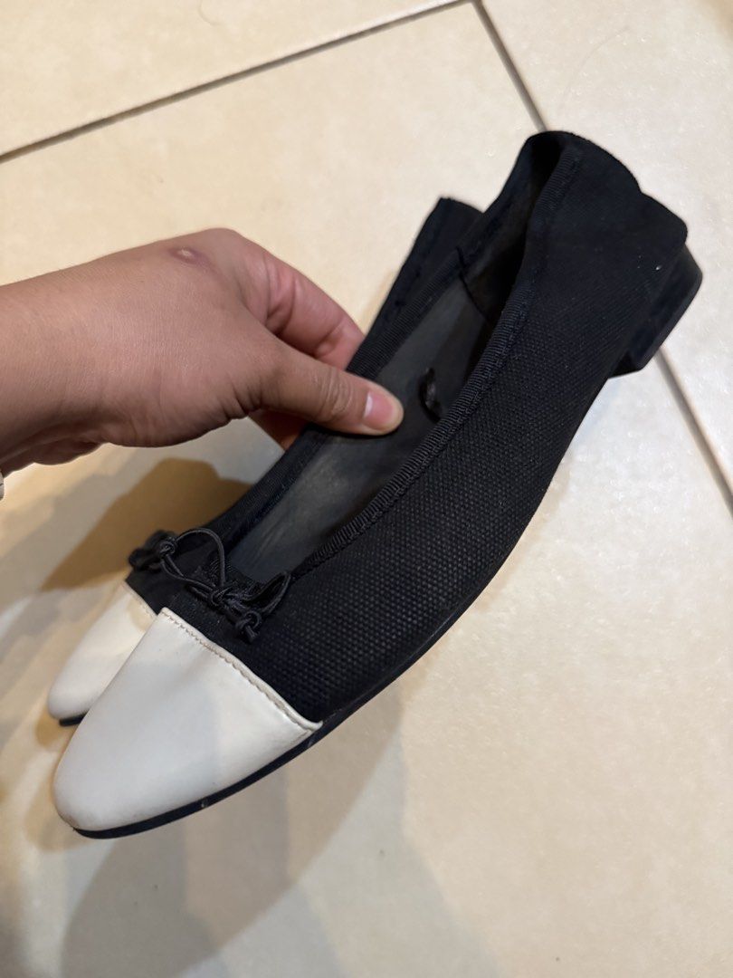 H&M Black and White Contrast Toe Ballet Flats (Category: Flats & Sandals) located in Taguig. Submitted by preloved_bycarla (Listing ID 1467948521, Image 2). Description: Condition: Inner soles show creasing and wear; bottom soles have normal dirt from walking. Body us canvas and white part is faux leather. Has some peeling .