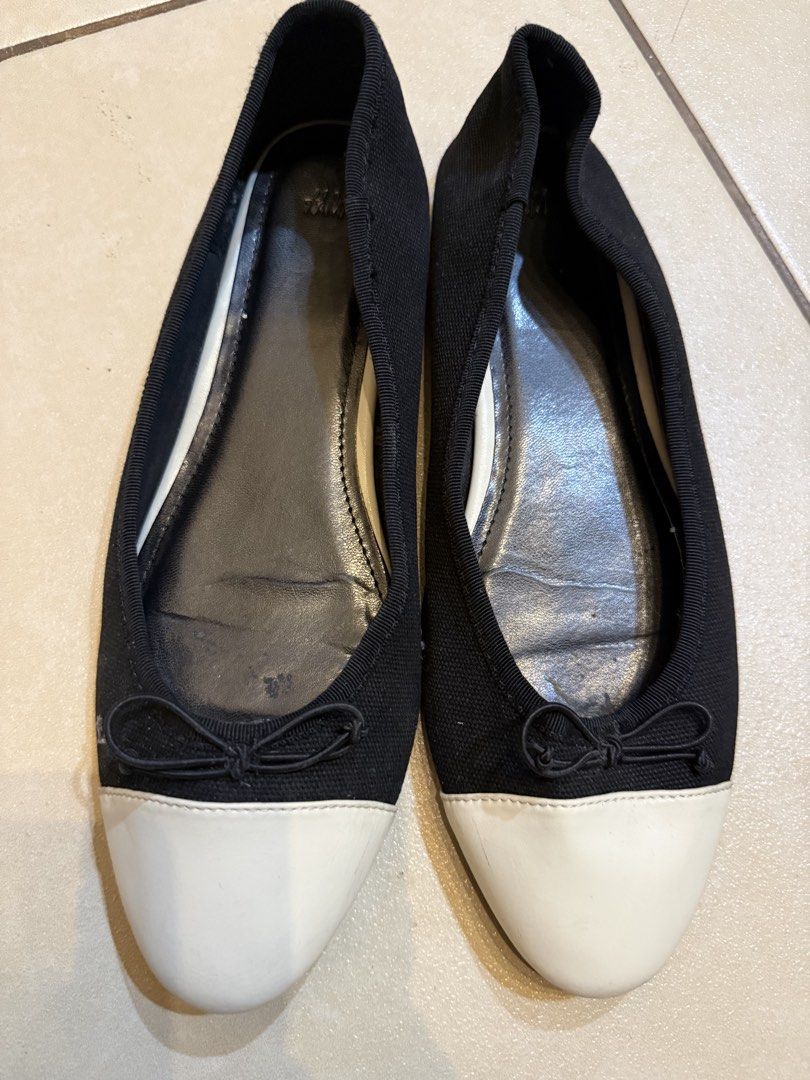 H&M Black and White Contrast Toe Ballet Flats (Category: Flats & Sandals) located in Taguig. Submitted by preloved_bycarla (Listing ID 1467948521, Image 1). Description: Condition: Inner soles show creasing and wear; bottom soles have normal dirt from walking. Body us canvas and white part is faux leather. Has some peeling .