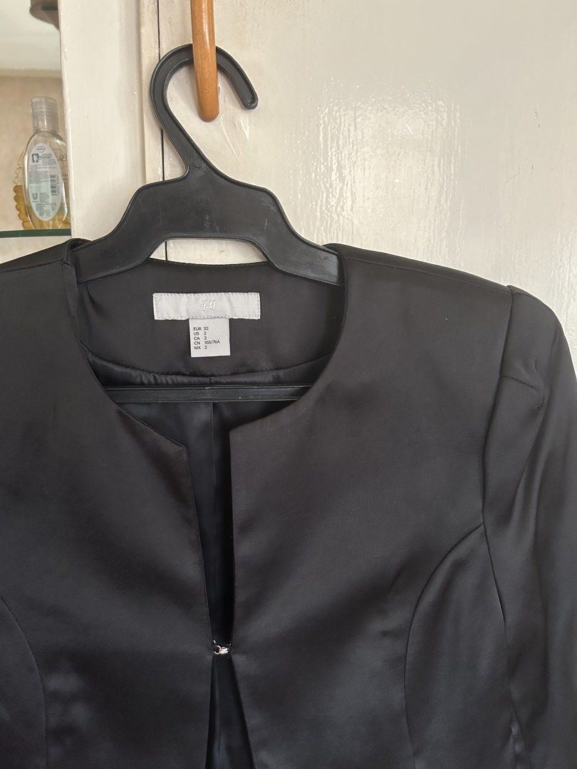 H&M Black Open Front Cropped Jacket (Category: Coats, Jackets and Outerwear) located in Quezon City. Submitted by onthehanger_ph (Listing ID 1467865990, Image 2). Description: Cropped jacket with open front and single hook closure at the collar Structured shoulders, curved panel seams, long sleeves, and smooth inner lining .