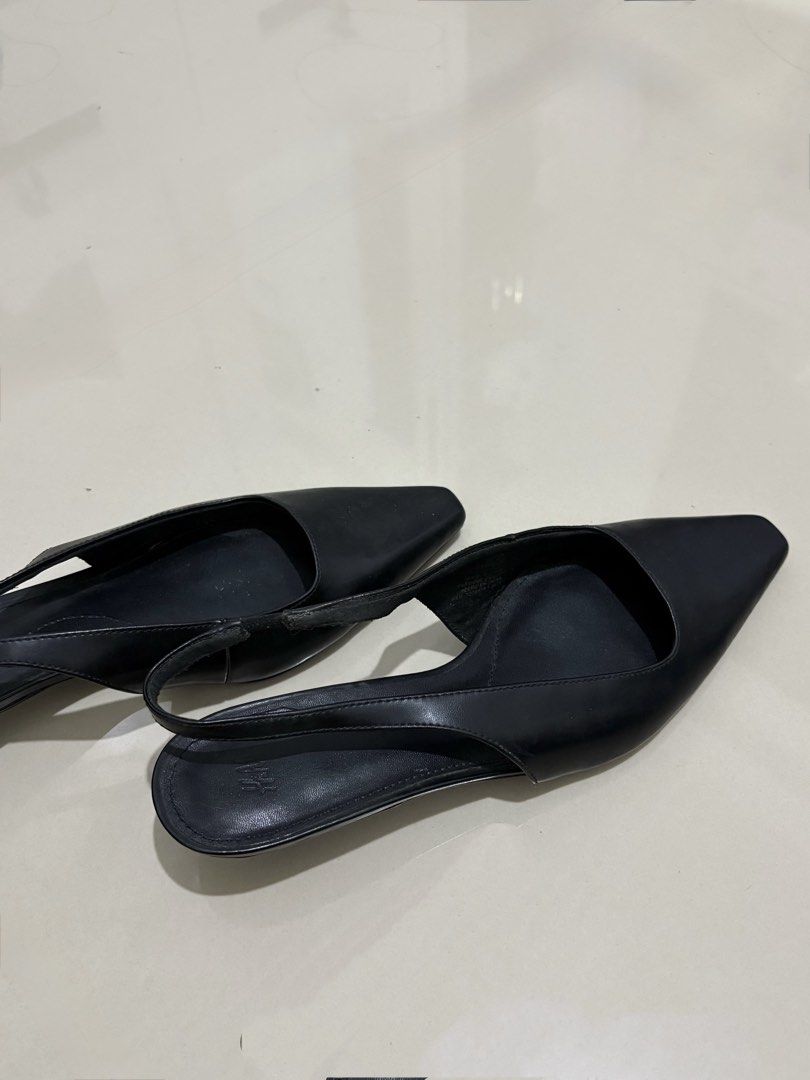 H&M Black Pointed Toe Slingback Kitten Heels (Category: Heels) located in Manila. Submitted by nicoleannejns (Listing ID 1467937754, Image 1). Description: - Brand: H&M - Size 39 rfs: wrong size.