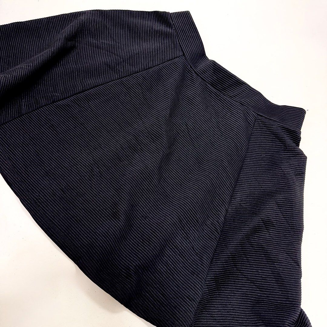 H&M Black Ribbed Flare Mini Skirt (Category: Skirts) located in Malabon City. Submitted by k_intimates (Listing ID 1467953135, Image 2). Description: Details: • Size M (28-30”) • Like new • Black ribbed flare mini skirt.