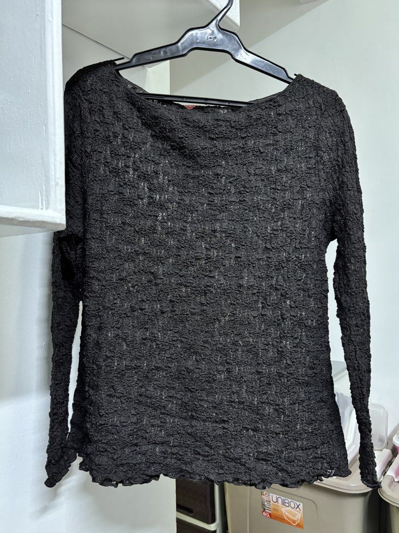 H&M Black Textured Long Sleeve Blouse (Category: Longsleeves) located in Manila. Submitted by monami_86 (Listing ID 1468003941, Image 2). Description: * Brand: H&M * Product Name: Textured long-sleeved top * Design: Black long-sleeve top featuring a boat neckline and a crinkled, popcorn-textured stretch fabric. * Size: EUR L / US L (CN 170/104B) * Condition: Brand New with Tags (BNWT) Payment Options: GCash Maya (Full payment required prior to it
