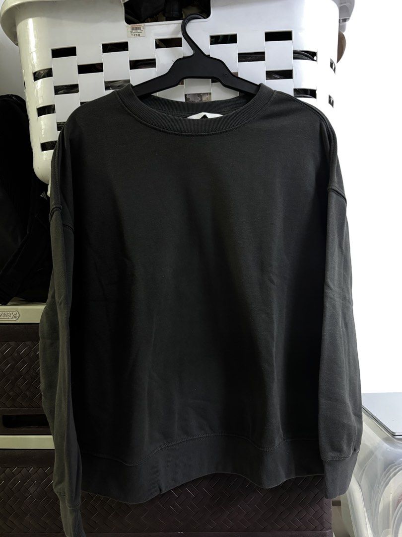 H&M Dark Grey Oversized Sweatshirt (Category: Coats, Jackets and Outerwear) located in Manila. Submitted by monami_86 (Listing ID 1468011495, Image 2). Description: Brand & Line:H&M Product Name:Plain Oversized Crewneck Sweatshirt Design:Dark grey / washed charcoal long-sleeve crewneck sweatshirt with dropped shoulders, ribbed crew neckline, cuffs, and hem. Size:EUR S / US S (CN 160/88A) Condition:Pre-owned / Good condition Payment Options: GCash