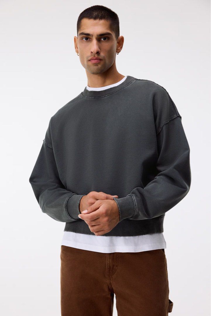 H&M Dark Grey Oversized Sweatshirt (Category: Coats, Jackets and Outerwear) located in Manila. Submitted by monami_86 (Listing ID 1468011495, Image 1). Description: Brand & Line:H&M Product Name:Plain Oversized Crewneck Sweatshirt Design:Dark grey / washed charcoal long-sleeve crewneck sweatshirt with dropped shoulders, ribbed crew neckline, cuffs, and hem. Size:EUR S / US S (CN 160/88A) Condition:Pre-owned / Good condition Payment Options: GCash
