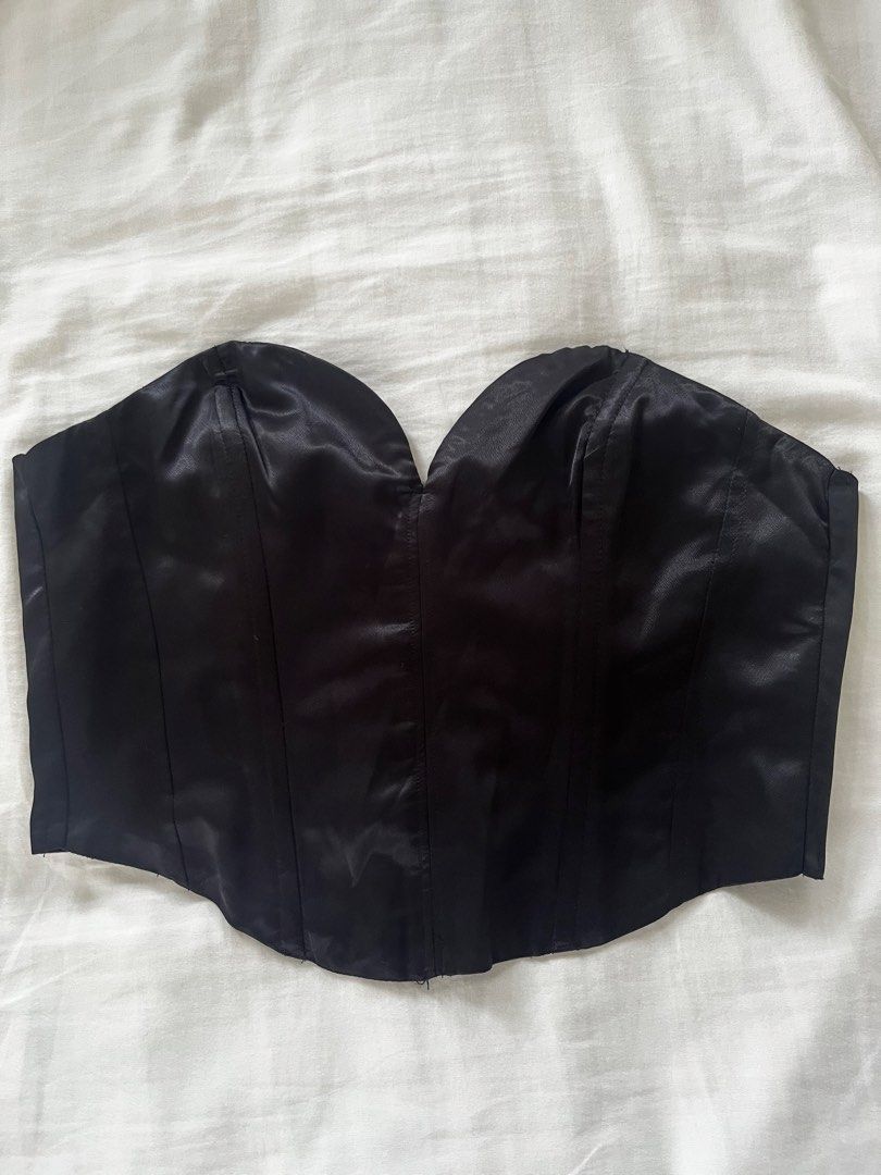 H&M Divided Black Corset Top Size S (Category: Sleeveless) located in Manila. Submitted by lorenasant37621 (Listing ID 1467864772, Image 1). Description: - Brand: H&M Divided - Item: Black Corset Top - Size: Small (S) - Condition: Brand new with tags (BNWT), unworn and clean - Original Retail Price: PHP 799 - Features: Sweetheart neckline, structured front boning, and exposed silver-tone back zipper - Material: Recycled polyester blend.