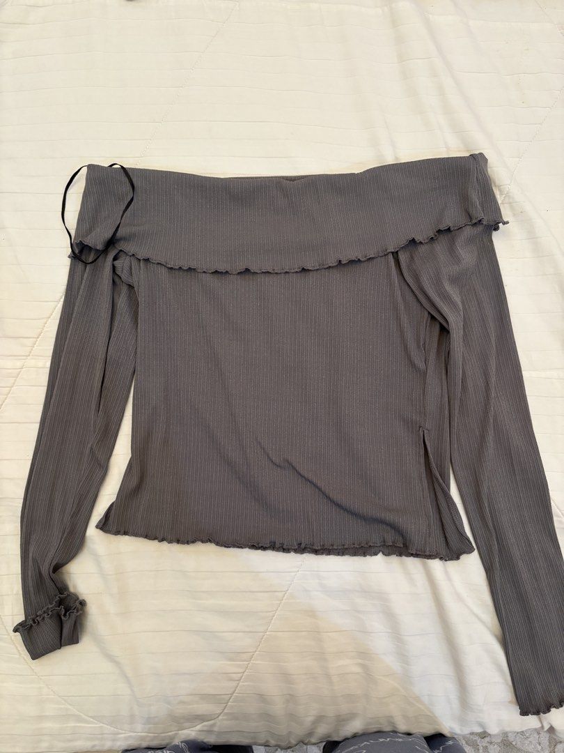 H&M Divided Off-Shoulder Ruffle Top (Category: Blouses) located in Dasmarinas. Submitted by littleczarmer (Listing ID 1467967812, Image 1). Description: - can fit s-m - used once.