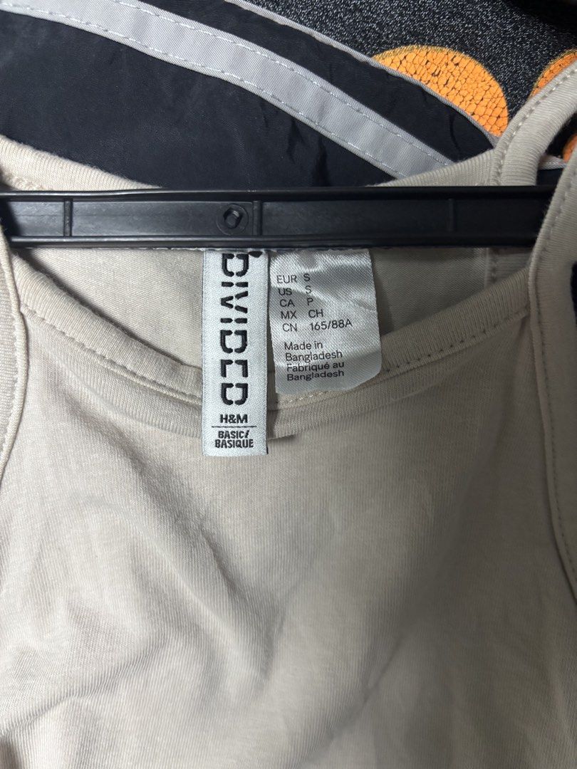 H&M divided sleeveless (Category: Sleeveless) located in Pila. Submitted by isabelasthriftclothes (Listing ID 1467967322, Image 2). Description: .