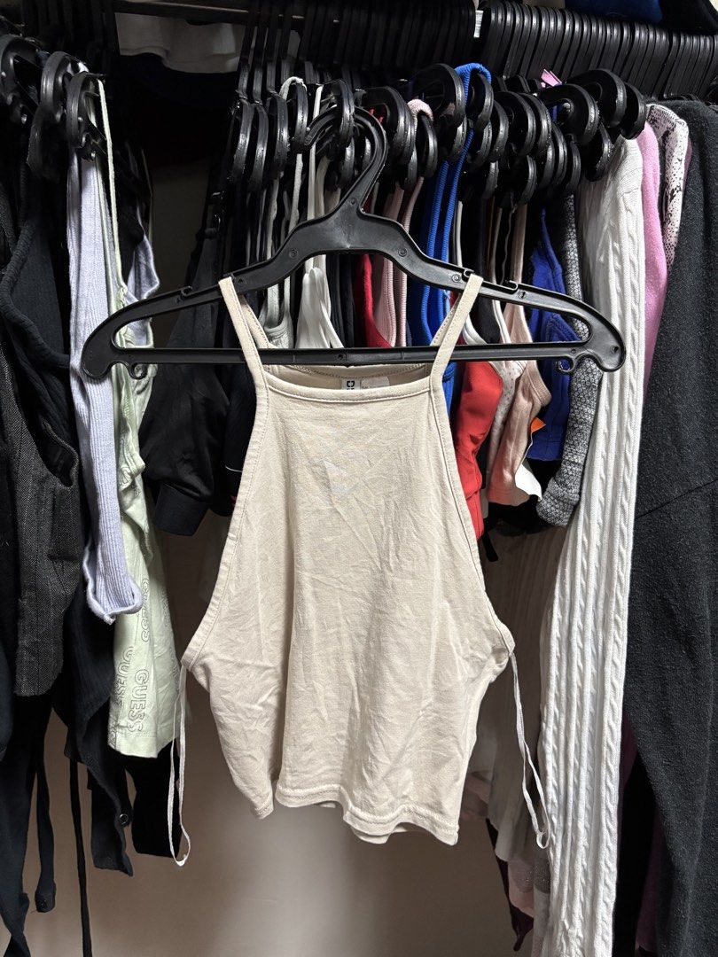 H&M divided sleeveless (Category: Sleeveless) located in Pila. Submitted by isabelasthriftclothes (Listing ID 1467967322, Image 1). Description: .