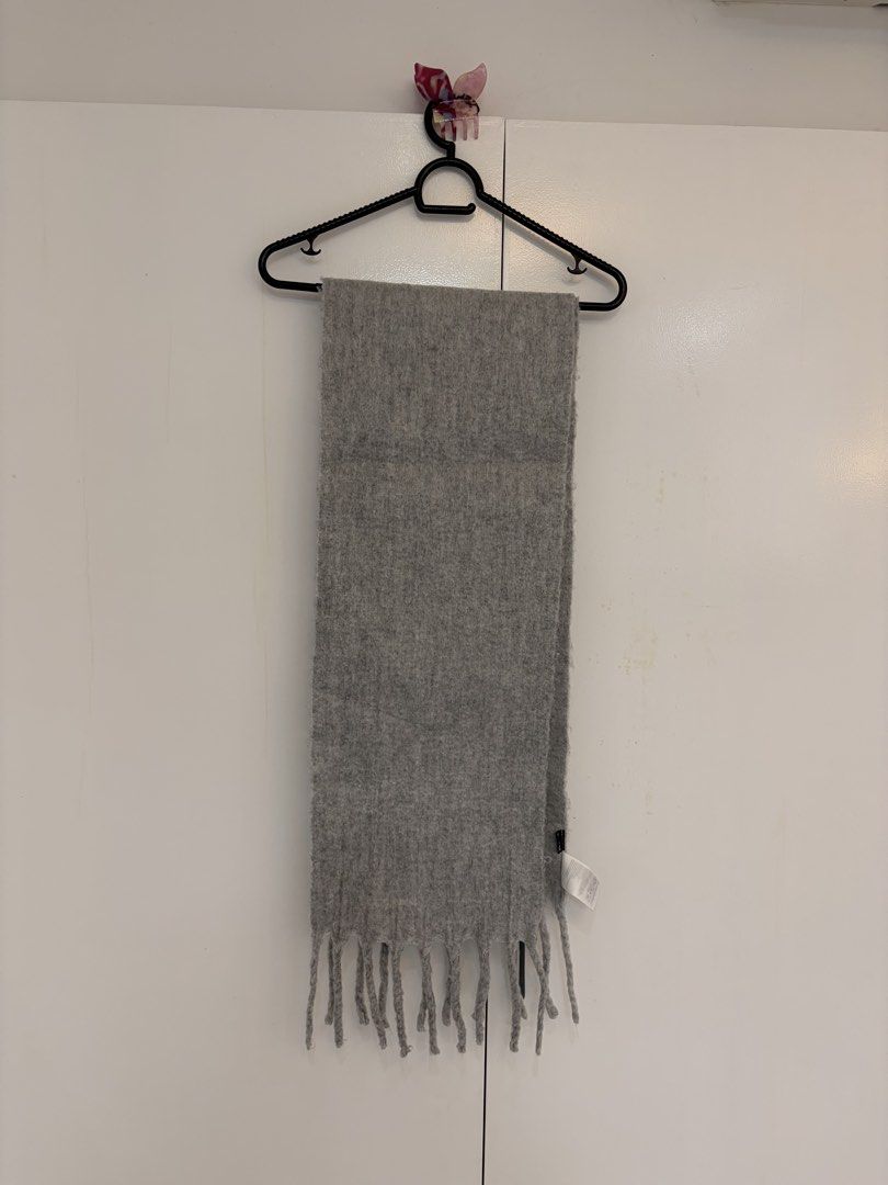 H&M Grey Scarf (Category: Scarves) located in Quezon City. Submitted by prelovedbynxkole (Listing ID 1467884875, Image 1). Description: - Color: Versatile grey (matches any winter coat) - Material: Soft and warm knitted wool-blend - Design: Classic rectangular shape with fringe details on both ends - Fit: Long enough to wrap around the neck multiple times - Condition: Clean, well-maintained ALL CLOTHES NEED TO BE WASHED & IRONED AS THEY HAVE BEEN