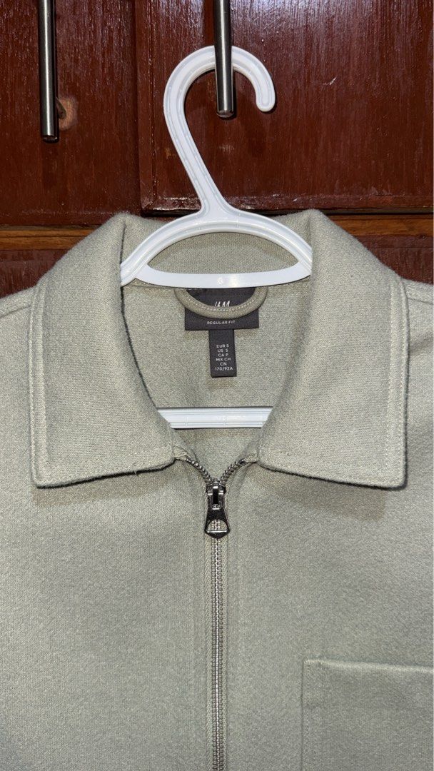 H&M Jacket (Category: Coats, Jackets and Outerwear) located in General Trias. Submitted by jameswlopez (Listing ID 1467978053, Image 2). Description: Selling my H&M Jacket -Size: Small -Good as new 📦 Shipping: Available via J&T or LBC. Shipping fee to be shouldered by the buyer..
