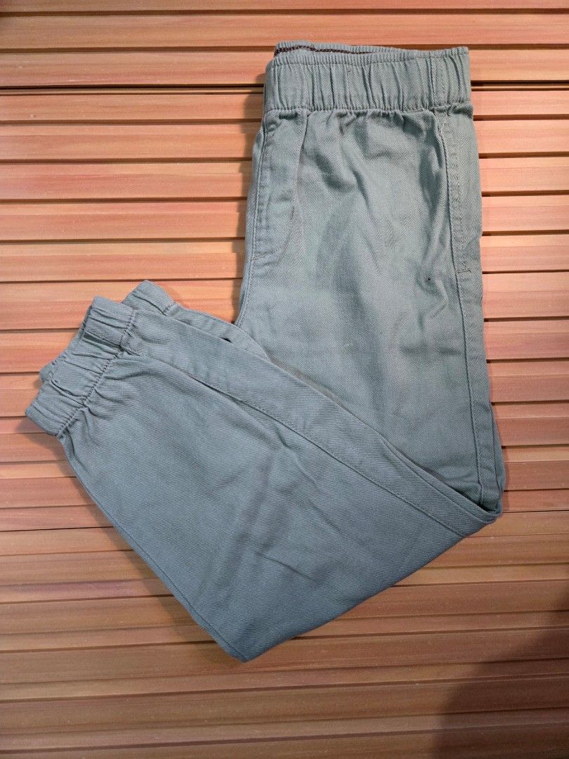 H&M Jogger pants (Category: Babies & Kids Fashion) located in Paranaque City. Submitted by houseofjacob (Listing ID 1467918339, Image 1). Description: ✨ Preloved with Love ❤️🎄 ✨ 👕 Fits ages 4-5 years old, depending on your little one’s size. Bought this 600php in H&M Selling my son’s outgrown clothes, mostly purchased from malls and abroad. These clothes still have lots of love to give and are ready for their next little owners! 🥰❤️ 🎁 A Littl