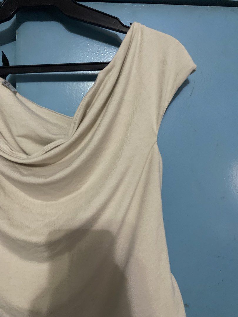 H&M ladies off shoulder Blouse (Category: Blouses) located in Quezon City. Submitted by elmiras_closet (Listing ID 1467924855, Image 2). Description: from US Balikbayan box good condition original apparel no flaws or ussue just preloved.