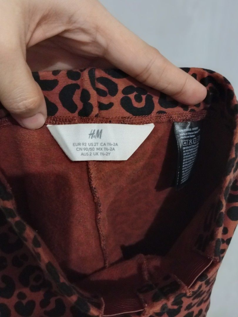 H&M Leopard Print Leggings Size 2T (Category: Babies & Kids Fashion) located in Bacoor. Submitted by thriftworksph (Listing ID 1467937338, Image 2). Description: - Brand: H&M - Size: EUR 92, US 2T, UK 1.5-2Y - Design: Stylish brown and black animal print - Material: Soft and comfortable cotton - Features: Elastic waistband for an easy pull-on style - Condition: Clean, fresh, and ready to wear - Ideal for: Everyday casual wear and easy mix-and-mat