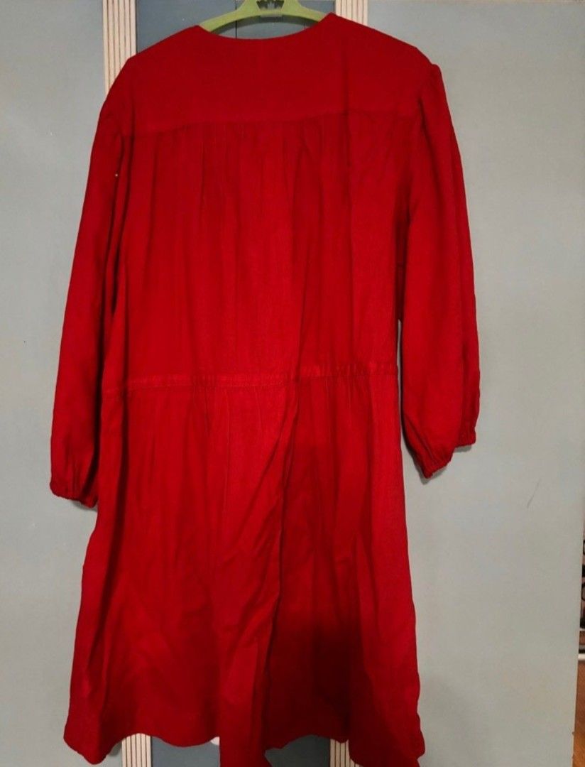 H&M Linen Blend Red Dress Size M (Category: Maternity wear) located in Bulacan. Submitted by clo.ra (Listing ID 1467903364, Image 1). Description: - Brand: H&M - Color: Bright Red - Size: Medium (Regular fit) runs Big can fit up to Large - Material: Comfortable and breathable linen blend - Features: Long sleeves with gathered cuffs, button-front closure, cinched waistline - Condition: Excellent, no flaws noticed - Best for: Warm weather and casua