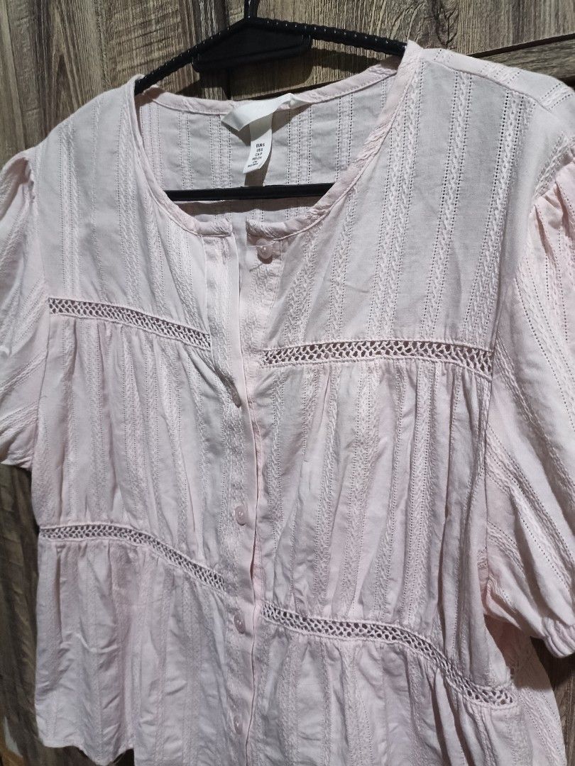 H&M Pink Textured Short Sleeve Button Blouse (Category: Blouses) located in Manila. Submitted by vivi.goodies (Listing ID 1468029726, Image 2). Description: .