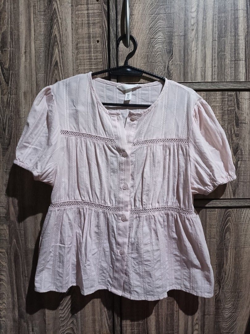 H&M Pink Textured Short Sleeve Button Blouse (Category: Blouses) located in Manila. Submitted by vivi.goodies (Listing ID 1468029726, Image 1). Description: .