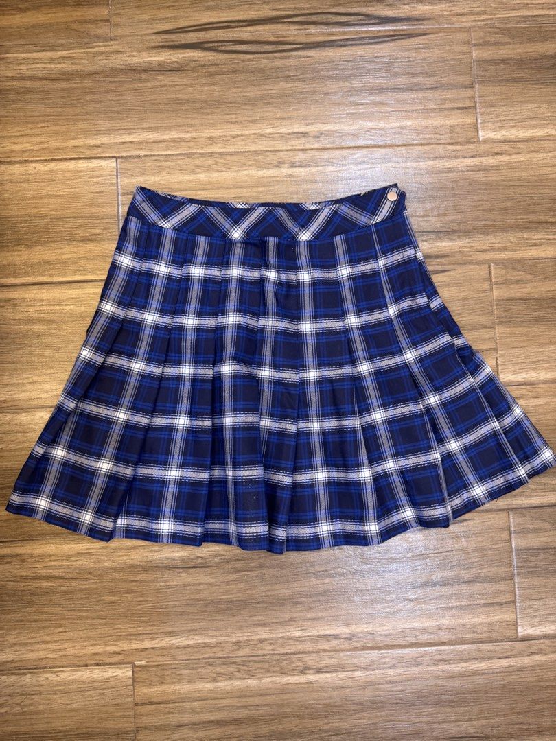 H&M Pleated Skirt (Category: Skirts) located in Manila. Submitted by new.milla (Listing ID 1467888873, Image 1). Description: never been used na stuck lang sa drawer.