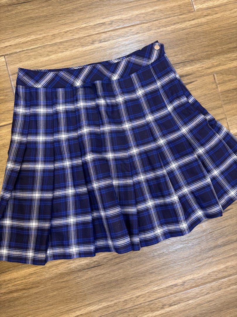 H&M Pleated Skirt (Category: Skirts) located in Manila. Submitted by new.milla (Listing ID 1467888873, Image 2). Description: never been used na stuck lang sa drawer.
