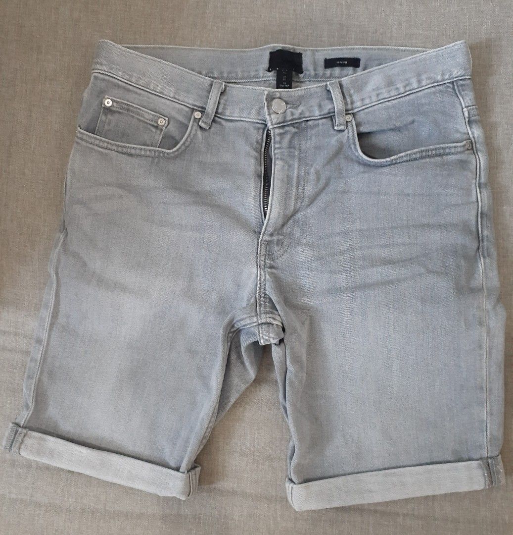 H&M Slim Fit Denim Shorts (Category: Shorts) located in Manila. Submitted by comercio (Listing ID 1467906596, Image 1). Description: H&M denim shorts vintage, distressed design slim fit no issues.