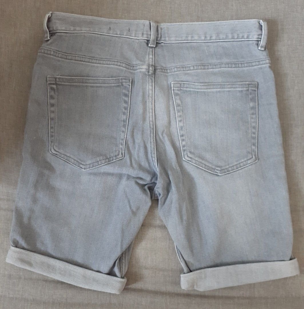H&M Slim Fit Denim Shorts (Category: Shorts) located in Manila. Submitted by comercio (Listing ID 1467906596, Image 3). Description: H&M denim shorts vintage, distressed design slim fit no issues.