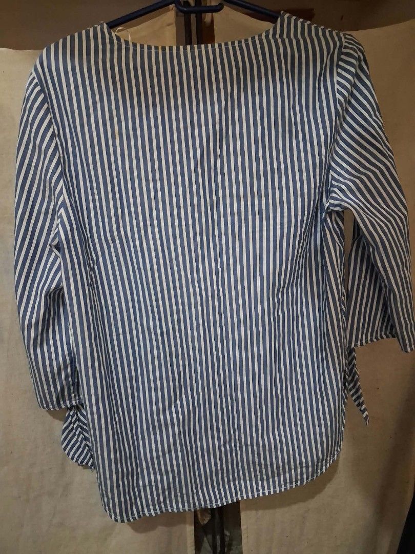 H&M stripes blouse (Category: Longsleeves) located in Las Pinas. Submitted by shop2ship (Listing ID 1467885533, Image 2). Description: H&M striped blouse cuff sleeves can be tied.