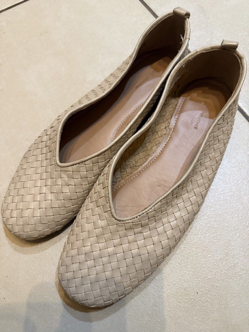 H&M Woven Leather Flats Size 39 (Category: Flats & Sandals) located in Taguig. Submitted by preloved_bycarla (Listing ID 1467949088, Image 1). Description: Condition: Uppers in great shape, soles show normal outdoor wear. A bit folded due to storage but no major flaws. Genuine leather. Rfs: decluttering.