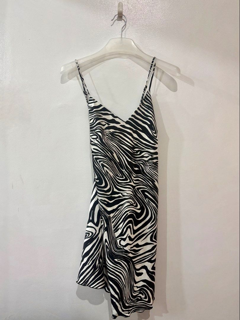 H&M Zebra Print Slip Dress (Category: Dresses) located in Quezon City. Submitted by estimadaj (Listing ID 1467912947, Image 1). Description: Used once when worn photos available Size: medium Payment mode: Gcash, BPI If meet-up, cash kaliwaan.