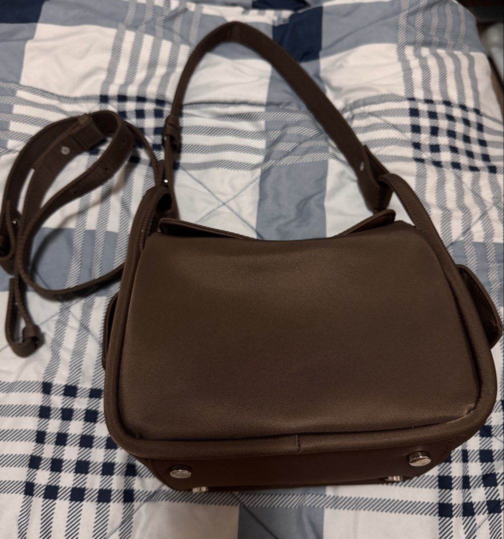 HOLB Treasure De Reve 22cm (Category: Shoulder Bags) located in Pasig City. Submitted by cmmp015 (Listing ID 1467977519, Image 3). Description: -Selling my never use HOLB Treasure De Reve 22cm size in grizzly brown color Got this from a pasabuy from BKK Rfs: hindi ko ginagamit or nagamit dami ko other bags Kapitolyo Pasig Location .