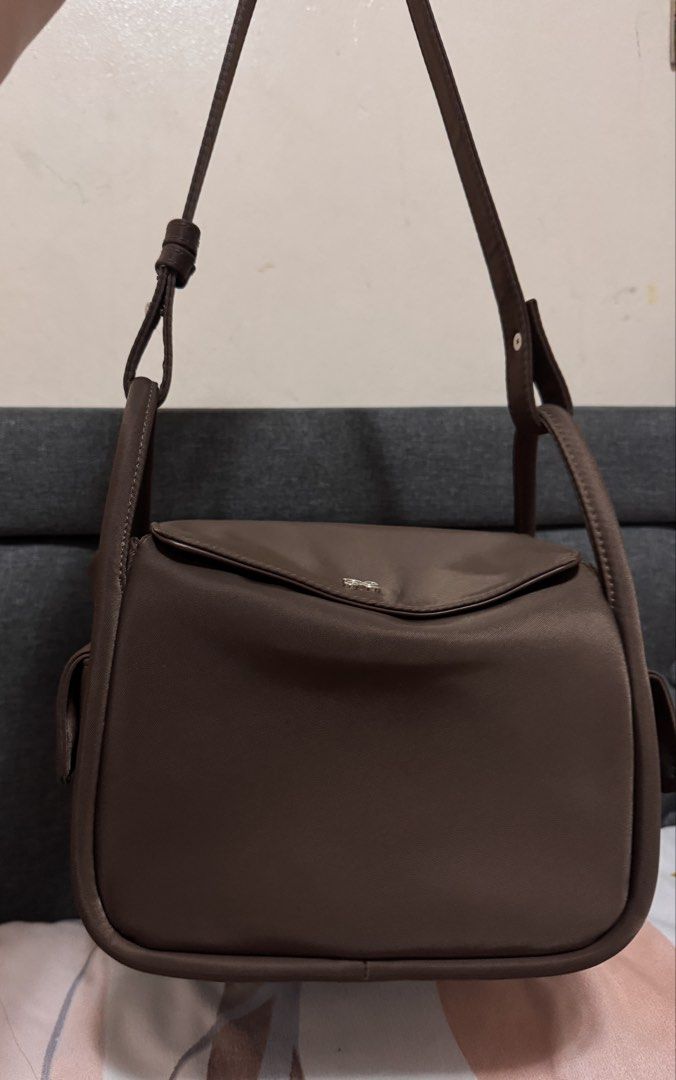 HOLB Treasure De Reve 22cm (Category: Shoulder Bags) located in Pasig City. Submitted by cmmp015 (Listing ID 1467977519, Image 1). Description: -Selling my never use HOLB Treasure De Reve 22cm size in grizzly brown color Got this from a pasabuy from BKK Rfs: hindi ko ginagamit or nagamit dami ko other bags Kapitolyo Pasig Location .