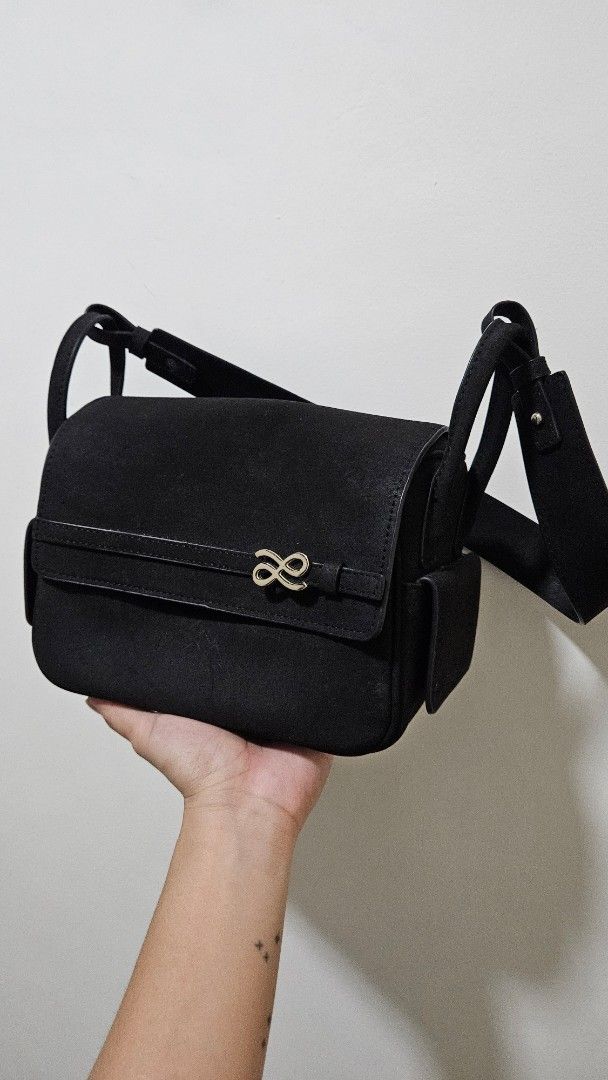 HOLB Treasure Suede 22 (Category: Shoulder Bags) located in Quezon City. Submitted by angelafrancescarasos (Listing ID 1467874042, Image 3). Description: FOR SALE HOLB Treasure 22 Suede Inclusions: SMALL STRAP ONLY Issues: Well used with scratches but intact magnets P1000 only MOP: Gcash MOD: Lalamove or LBC Location: Binangonan, Rizal.
