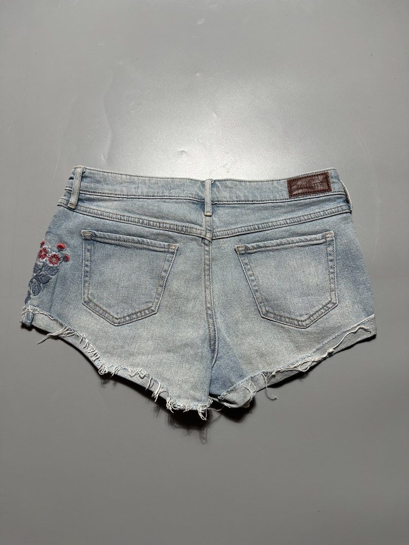 Hollister (Category: Shorts) located in Legazpi City. Submitted by lootsi (Listing ID 1468014000, Image 2). Description: .