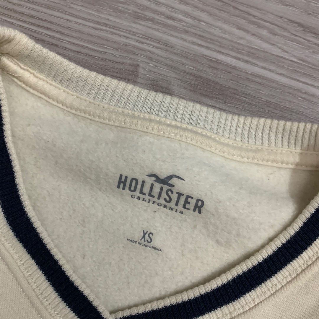 Hollister (Category: Coats, Jackets and Outerwear) located in Cavite. Submitted by yobubsss (Listing ID 1468051279, Image 3). Description: Size Xs 21w 26L Good condition No issue.
