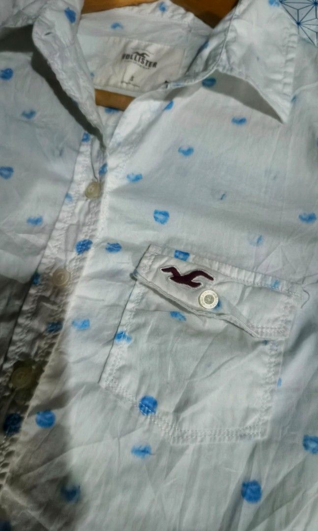Hollister buttondown (Category: Longsleeves) located in Manila. Submitted by mackussil (Listing ID 1467970837, Image 3). Description: as new condition no issue dimes 17x24.