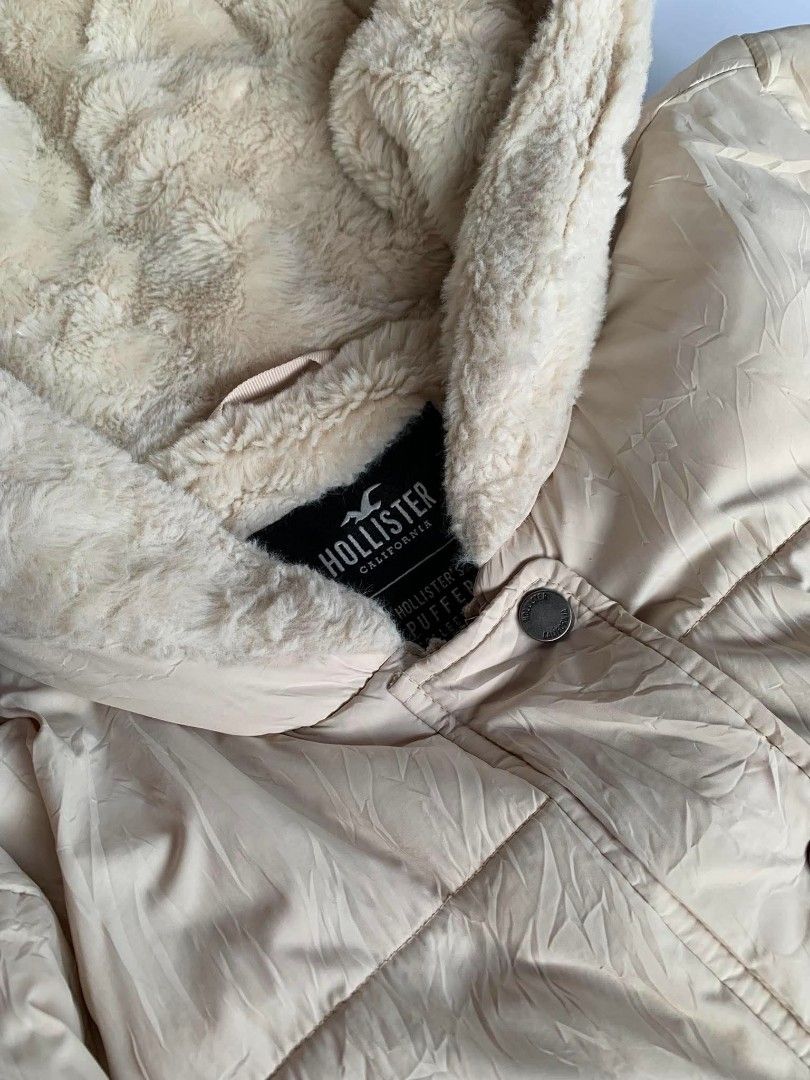 Hollister Puffer Jacket (Category: Coats, Jackets and Outerwear) located in Angeles City. Submitted by heavenlydiva (Listing ID 1468057763, Image 2). Description: Dm me for the issues.