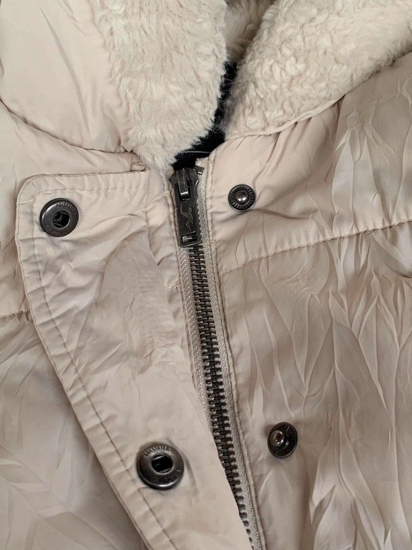 Hollister Puffer Jacket (Category: Coats, Jackets and Outerwear) located in Angeles City. Submitted by heavenlydiva (Listing ID 1468057763, Image 3). Description: Dm me for the issues.