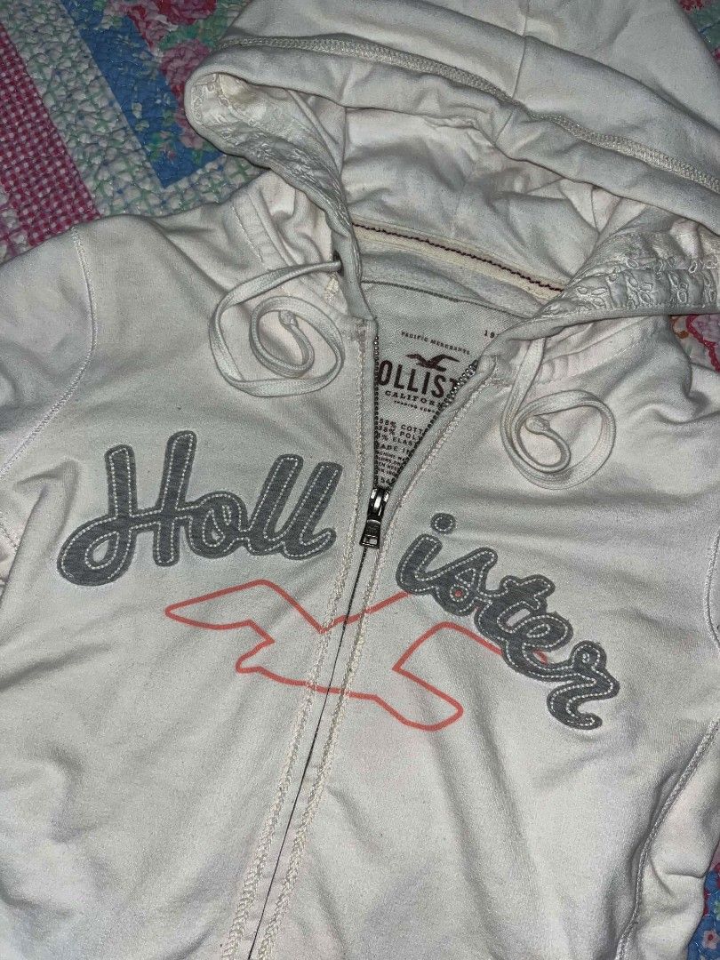 Hollister white jacket (Category: Coats, Jackets and Outerwear) located in Alburquerque. Submitted by kkuma77 (Listing ID 1468051515, Image 2). Description: ♡ 𝙿𝙷 𝚋𝚊𝚜𝚎𝚍 ♡ + 𝚜𝚑𝚒𝚙𝚙𝚒𝚗𝚐 𝚏𝚎𝚎 📦 ; 𝙹𝚗𝚝 𝚘𝚗𝚕𝚢 ⋆.˚ | 🫧 𝙿𝚊𝚢𝚖𝚎𝚗𝚝 𝚏𝚒𝚛𝚜𝚝 ✿︎.