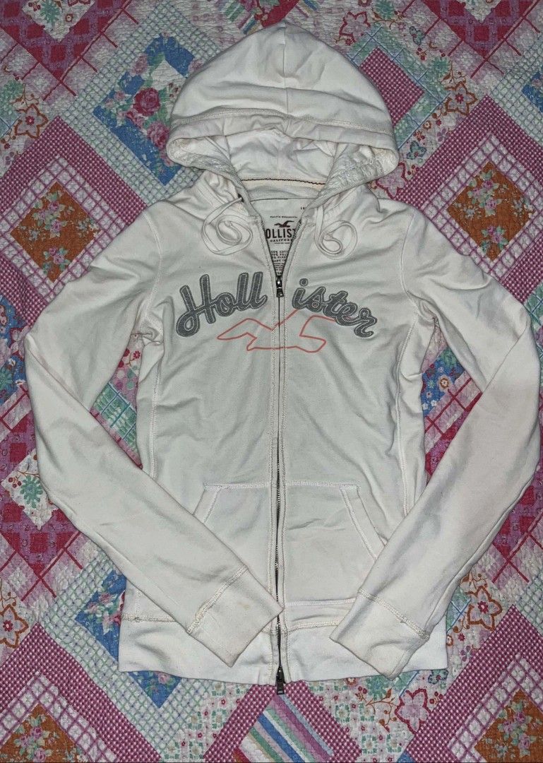 Hollister white jacket (Category: Coats, Jackets and Outerwear) located in Alburquerque. Submitted by kkuma77 (Listing ID 1468051515, Image 1). Description: ♡ 𝙿𝙷 𝚋𝚊𝚜𝚎𝚍 ♡ + 𝚜𝚑𝚒𝚙𝚙𝚒𝚗𝚐 𝚏𝚎𝚎 📦 ; 𝙹𝚗𝚝 𝚘𝚗𝚕𝚢 ⋆.˚ | 🫧 𝙿𝚊𝚢𝚖𝚎𝚗𝚝 𝚏𝚒𝚛𝚜𝚝 ✿︎.