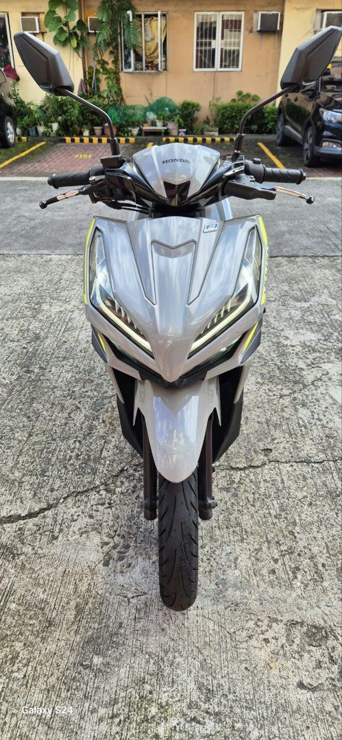 Honda Click 125i Scooter (Category: Motorbikes for Sale) located in Manila. Submitted by muimui722 (Listing ID 1467920772, Image 2). Description: Honda Click scooter in grey with yellow accents. Odometer reads 43,972 kilometers. Digital dashboard panel and key ignition. Clean body panels and standard black seat. Stock exhaust pipe and alloy wheels equipped. Tires have decent tread depth remaining. Engine starts up fine. Registered documents ready