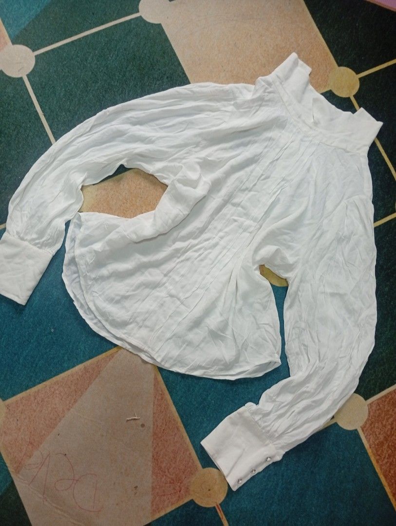 Hopeshow Longsleeve blouse (Category: Blouses) located in Santa Maria. Submitted by itsmacmacky (Listing ID 1467996998, Image 2). Description: brand: hopeshow fabric: silk size: S.