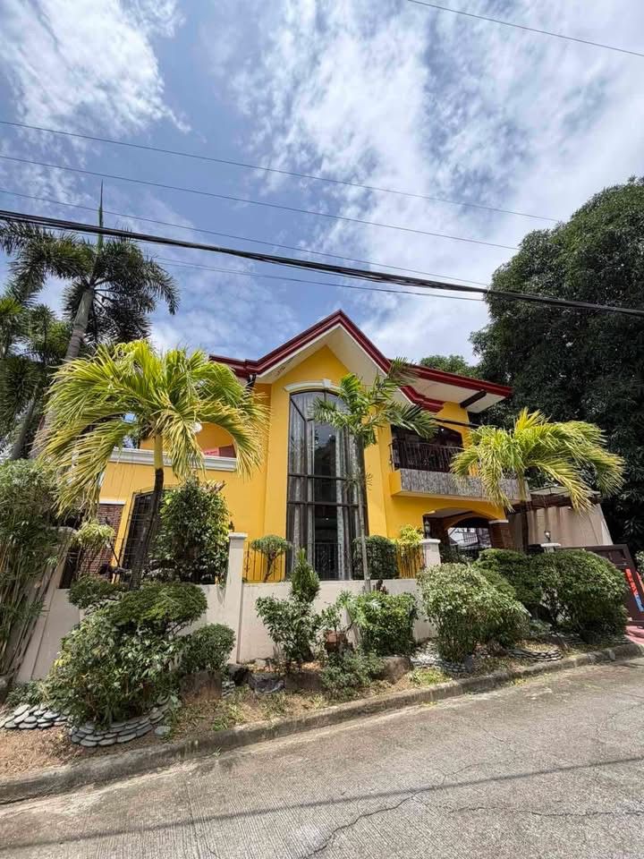 House for Lease in Levitown (Category: House & Lot) located in Paranaque City. Submitted by joelizah (Listing ID 1467848439, Image 1). Description: House for Lease 📍Levitown, Paranaque City Lot area: 263 sqm. Floor area: 500 sqm. Ground Floor: 3 car garage 2 bedrooms Common toilet and bath Servant quarters with own toilet and bath 2nd floor: 4 bedrooms with TB ensuite Master's bedroom with walk-in closet and balcony 3rd floor: 2 bedrooms with 1 