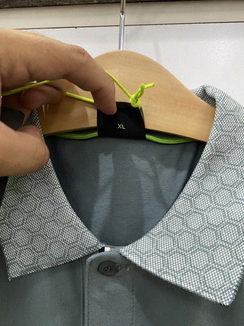 Hugo Boss (Category: Formal Shirts) located in Bago City. Submitted by thrifthunt.6101 (Listing ID 1467943139, Image 3). Description: Hugo Boss Size xl /21/28 Brandnew No issue 10/10.
