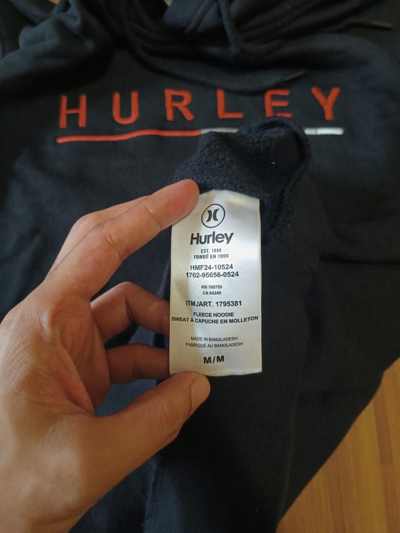 Hurley Hoodie (Category: Hoodies) located in Cavite. Submitted by south.loot (Listing ID 1467898470, Image 3). Description: Hurley Hoodie Size M Length 26.5 Width 22 Color rate 9/10 Excellent condition.