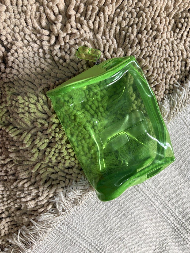 Imported Clinique Transparent pouch (Category: Purses & Pouches) located in Quezon City. Submitted by heartshop.ph (Listing ID 1467916613, Image 2). Description: .